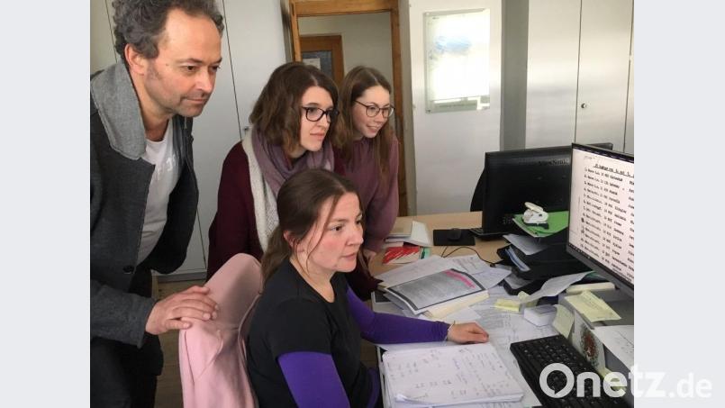 Johannes Ibel, Elisabeth-Singer-Brehm, Katharina Winter und Praktikantin Annika Scharnagl (von links) gleichen Tausende von Quellen ab, um bislang unbekannte Häftlingsschicksale aufzuklären. Dabei bedienen sich die Wissenschaftler der KZ-Gedenkstätte Flossenbürg modernster Informationstechnik. Bild: Friedrich Peterhans