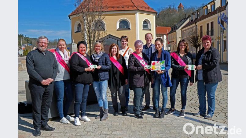 Die Träger der Einrichtungen und die Vertreterinnen der Kinderhäuser freuen sich mit dem Weiberkommitee über die Spende. Bild: twi