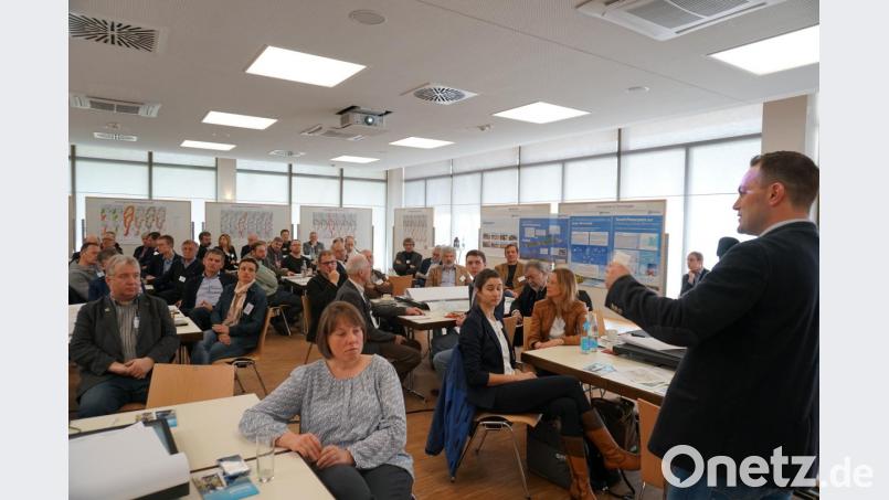 Tennet-Mitarbeiter Andreas Herath gab zum Beginn der Veranstaltung noch einmal einen Überblick über den aktuellen Stand der Planungen, was den Süd-Ost-Link betrifft. Bild: Christopher Dotzler