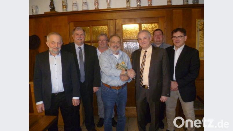 CSU-Schriftführer Hans Müller (Mitte) übergibt das Amt in jüngere Hände. Gemeinderat Josef Popp, zweiter Bürgermeister Albert Sollfrank, Gemeinderat Josef Scherm, Bürgermeister und Ortsvorsitzender Günter Kopp, der neue Schriftführer Georg Redl junior sowie Gemeinderat Dietmar Scherer danken ihm für seine Leistung mit einem Gutschein. Bild: sat