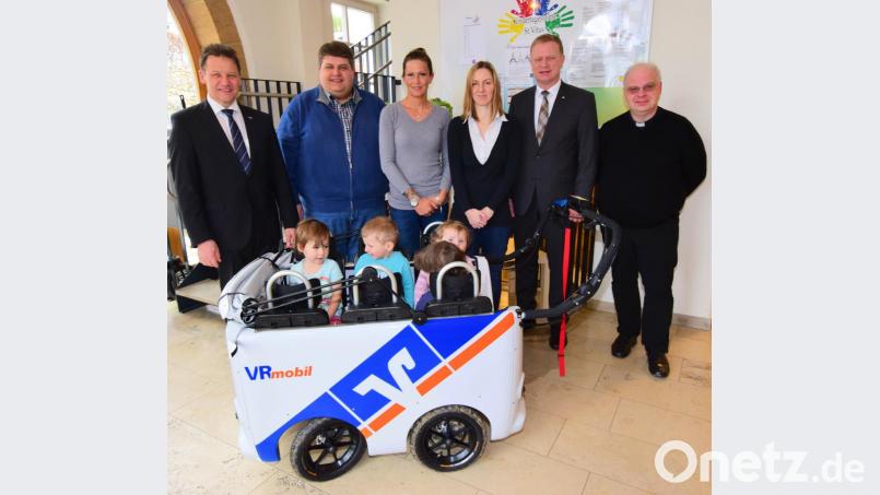 Bei der Übergabe des VR-Mobils (von links): Raiffeisen-Vorstandsmitglied Erich Übler, Bürgermeister Dieter Dehling, Kita-Leiterin Sabrina Bauer, ihre Stellvertreterin Sabrina Stippe, Raiffeisen-Vorstandsmitglied Martin Sachsenhauser und Pfarrer Markus Priwratzky. Bild: no