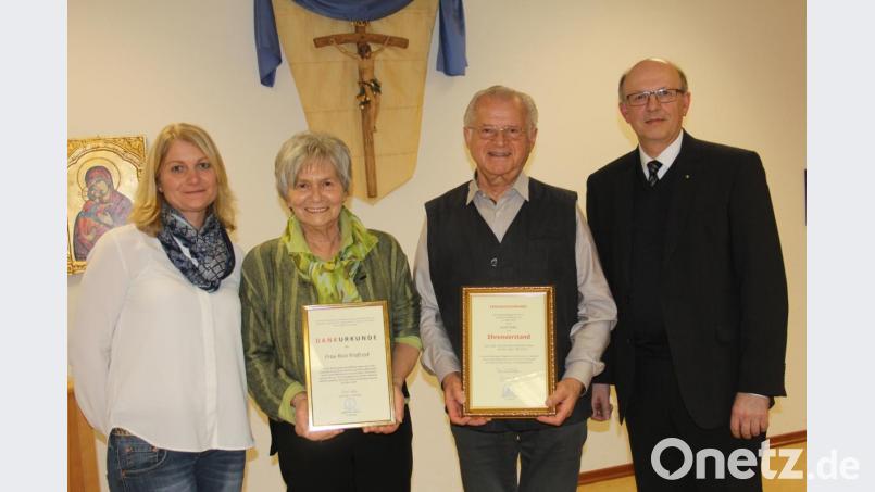 Caritas-Pflegedienstleiterin Christiane Böhm (links und Pfarrer Herbert Rösl verabschiedeten Rosa Krafzyk nach 36 Jahren als Schriftführerin. Der bisherige Vorsitzende Josef Saller ist zum Ehrenvorstand ernannt worden. Bild: frd