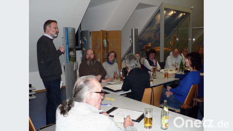In der Jahreshauptversammlung des Vereins der Geo- und Naturführer im Geopark Bayern-Böhmen geben Vorstand Raimund Rötthenbacher (sitzend, vorne) und Geschäftsführer Dr. Andreas Peterek (stehend) einen Rückblick sowie eine Vorschau auf die geplanten Aktivitäten. Bild: lep