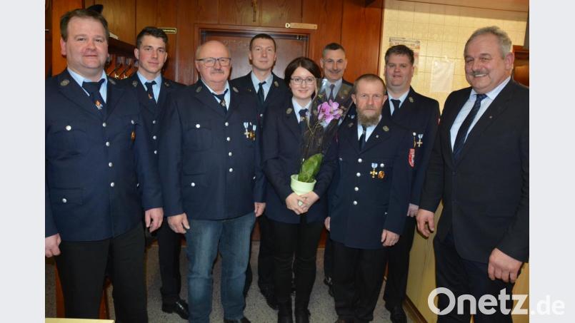 Alois Höfer (Dritter von links) ist seit 50 Jahren Mitglied bei der Feuerwehr Leonberg. Neuer Schriftführer ist Tobias Eckstein (Vierter von links), er löst Ilona Fütterer (Mitte) ab. Mit im Bild (von links) Vorsitzender Bernhard Lindner und Peter Wührl sowie (von rechts) Bürgermeister Johann Burger, Kommandant Thomas Lindner, Konrad Seelk und Markus Beinrucker. Bild: jr