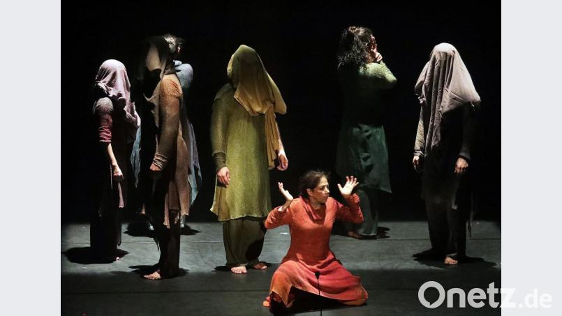 Einen außergewöhnlichen Tanzabend erlebten am Sonntag die Besucher des Amberger Stadttheaters bei „Within“. Die indische Tänzerin und Choreografin Aditi Mangaldas verbindet in ihren atemberaubenden Choreografien Formen des klassischen indischen Tanzes mit zeitgenössischen Ansätzen. Bild: Wolfgang Steinbacher