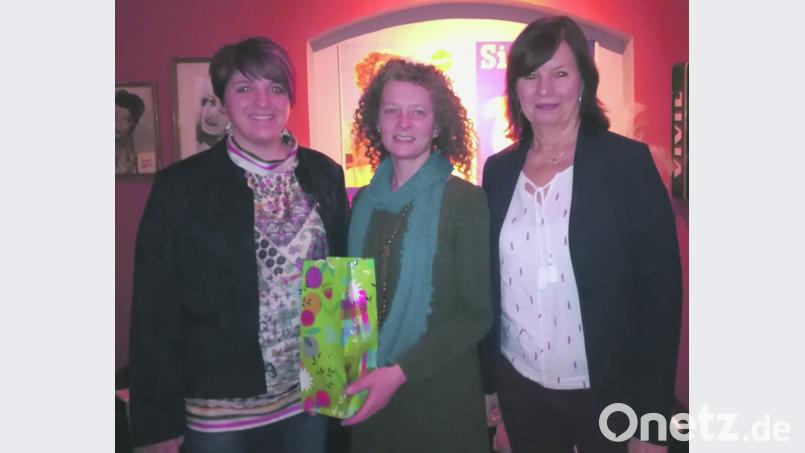 Heimischen Honig bekommt (von links) die Landtagsabgeordnete Anna Toman von der Grünen-Ortsvorsitzenden Yvonne Rösel und Stadträtin Gaby Mutzbauer mit auf den Nachhauseweg. Bild: exb