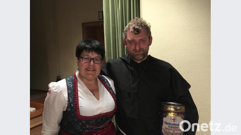 Christina Rosner übergibt Markus Pentner alias &quot;Bruder Barnabas Junior&quot; ein Bierfass als Dank für sein Engagement. Bild: jub