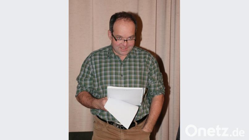 Jagdvorsteher Gerhard Veigl berichtet von den Schäden der Wildschweine im Revier. Bild: rpp