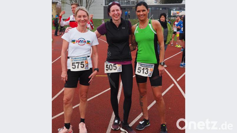 Die ersten drei im 10-Kilometer-Frauenrennen mit Heike Moller (Mitte) als Erste, Bianca Biesler (rechts) als Zweite und Christine Helgert als Dritte Bild: Bühner
