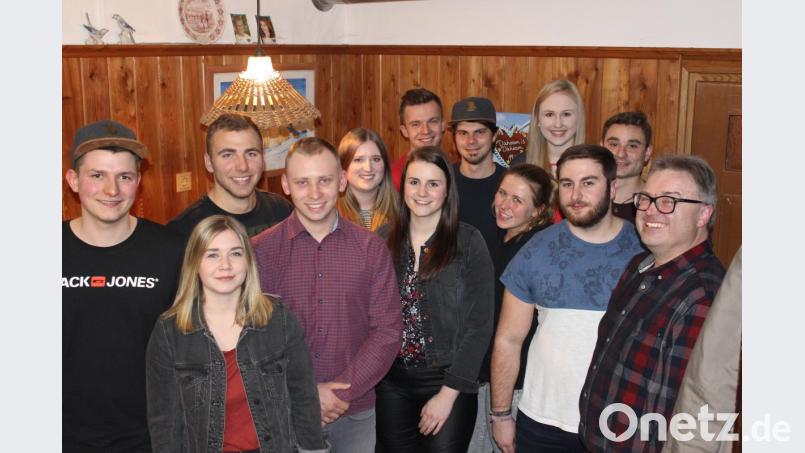 Die Vorstandschaft der KLJB Fuchsberg wird nun von Andrea Hauer (Zweite von links) geführt. Nach acht Jahren als Vorsitzender legte Tobias Süß (erster von links) sein Amt nieder. Pastoralreferent Andreas Hartung (rechts) wünschte dem neuen Team alles Gute. Bild: exb