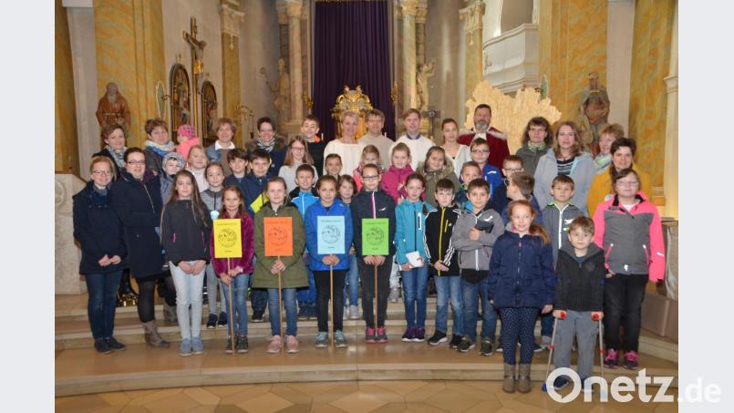 Zum Abschluss der zweitägigen Kinderbibeltage in der katholischen Pfarrgemeinde Vohenstrauß-Böhmischbruck treffen sich die Mädchen und Buben mit ihren Betreuern zum Sonntagsgottesdienst und spielen die bekannte Bibelgeschichte mit dem Zöllner Zachäus nach. Ann-Katrin Eiber (Zweite von links) organisierte die Veranstaltung. Bild: dob