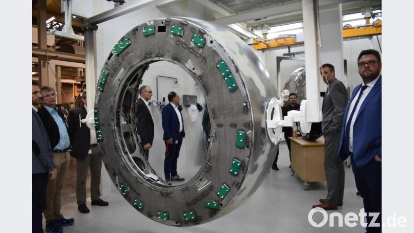 Nach dem offiziellen Teil der Einweihung geht es für die Gäste durch die neuen Kabinen der Lackiererei von Siemens Healthineers am Standort Kemnath. Bild: lue