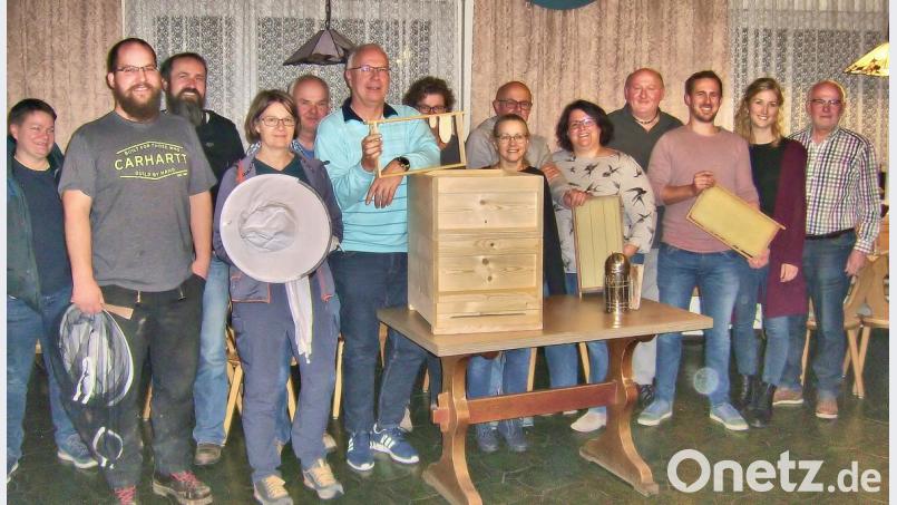 Zehn neue Probeimker, ihre Ausbilder und Vorstandsmitglieder des Imkervereins Illschwang/Birgland bei der Einstiegsveranstaltung in Schwend. Bild: no