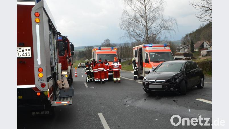An der Michldorfer Kreuzung hat es gekracht. Die beiden Fahrer und die drei Kleinkinder bleiben unverletzt. Bild: dob