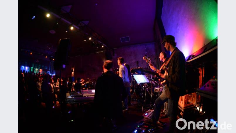 Viele Gäste waren auch in diesem Jahr wieder zur mittlerweilen dritten Auflage des Rockbierfestes der Band Intermezzo in den Amberger Club LaVida gekommen. Bestens unterhalten durch einen vierstündigen Auftritt voller Rock und Funk. Bild: brü