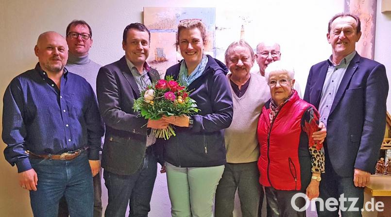 SPD-Kreisvorsitzender Uwe Bergmann gratuliert Vorsitzender Judith Uhlmann (Dritter und Vierte von links) und den Mitgliedern des Führungsgremiums Daniel Plata, Thomas Klee, Reinhard Jäger, Klaus Heine, Erika Bruckschen gemeinsam mit Bezirksrat Richard Gaßner (von links) zur Wahl. Bild: sön