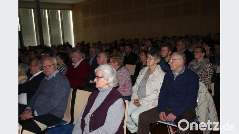 Über 350 Besucher locken die beiden digitalisierten 8-Millimeter-Filme aus dem Filmarchiv der verstorbenen Aloysia Rebl in die Stadthalle. Zu sehen sind das 100-jährige Gründungsfest der Feuerwehr, kirchliche Feste und das Leben in der Stadt. Alfred Spachtholz kommentiert viele Szenen. Bild: prh