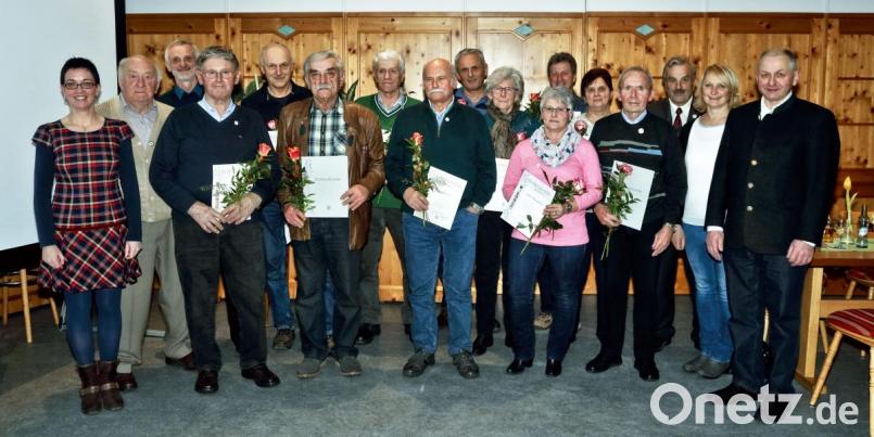 Der Obst und Gatenbauverein Freudenberg-Wutschdorf zeichnet langjährige Mitglieder aus (von links): Vorsitzende Michaela Basler, Johann Dotzler, Alfred Schwarz, Johann Kaa, Thomas Bodensteiner, Johann Böhm, Josef Binner, Martin Wendl, Alfred Schadl, Anna Pielenhofer, Gitte Freundorfer, Reinhard Piehler, Rita Bauer, Martin Dotzler, Wolfgang Richthammer, Zweite Vorsitzende Gertraud Greß und Zweiter Bürgermeister Franz Weiß. Bild: bas