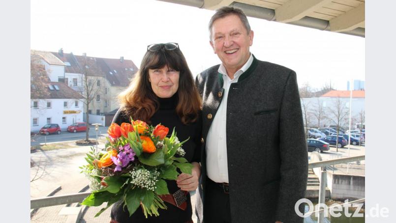 Landrat Hermann Hübner gratuliert Verwaltungsinspektorin Claudia Fischer zum Dienstjubiläum. Bild: hai