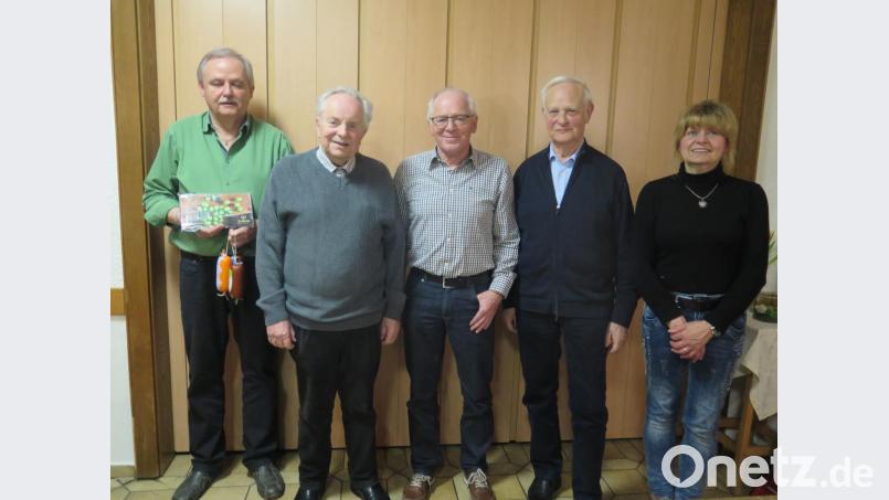 BLLV-Vorsitzende Martina Thöns (rechts) gratuliert den drei Bestplatzierten Franz Weis, Anton Waldmann und Gerhard Schultes (von rechts). Für Norbert Thöns (links) ist der Trostpreis. Bild: jzk