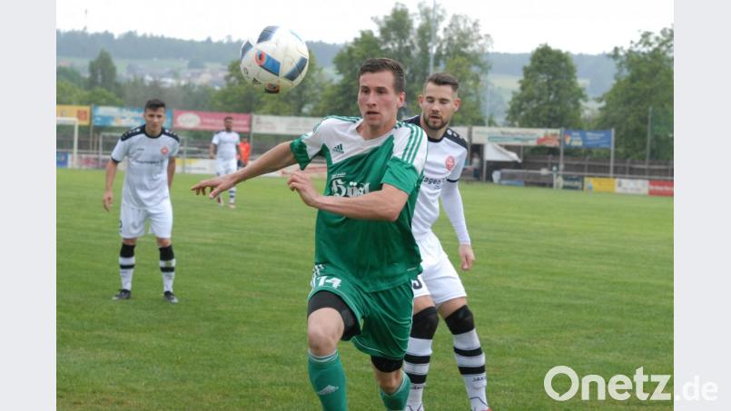 Manuel Dürbeck (vorne) bekam von seinem Trainer die Attribute „vorbildlich und unersetzlich“ verpasst. Der 24-Jährige ist Kapitän und Führungsspieler in Mitterteich. Bild: gb