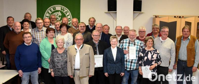 Der Zweigverein Neustadt des Oberpfälzer Waldvereins kann sich auf viele treue Mitglieder verlassen. Beim Ehrungsabend im AWO-Heim ehrt Vorsitzender Rudolf Bäumler (vorne, Dritter von links) Mitglieder für bis zu 50 Jahre Treue zum Verein. Bild: bgm