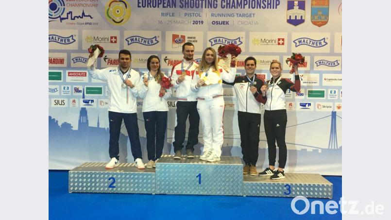 Julia und Julian (rechts) vereint auf dem Podest: Die beiden Schützen gewannen die Bronzemedaille im Mixed bei der Europameisterschaft. Bild: exb