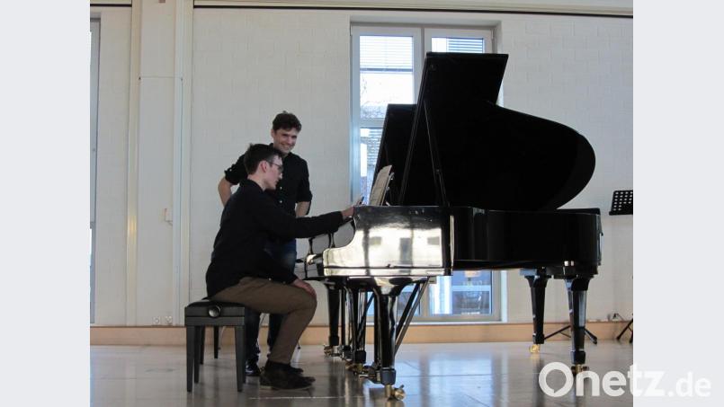 Beim &quot;angeleiteten Üben&quot; mit Student Joseph Huber demonstriert Eugen Dietrich sein Konzept in der Praxis. Bild: aks