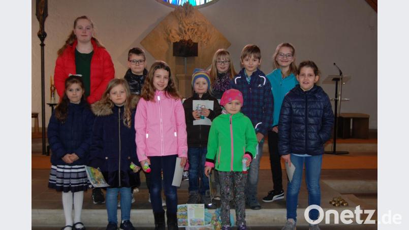 Annika Neubauer, Thersa Anderson, Linda Walberer, Philipp Glaß, David Glaß, Fiona Walberer, Theresa Krauß, Dominik Kopp, Antonia Krauß, Franziska Kirschner, Stefan Kirschner und Elisabeth Anderson gestalteten den Familiengottesdienst. Bild: az