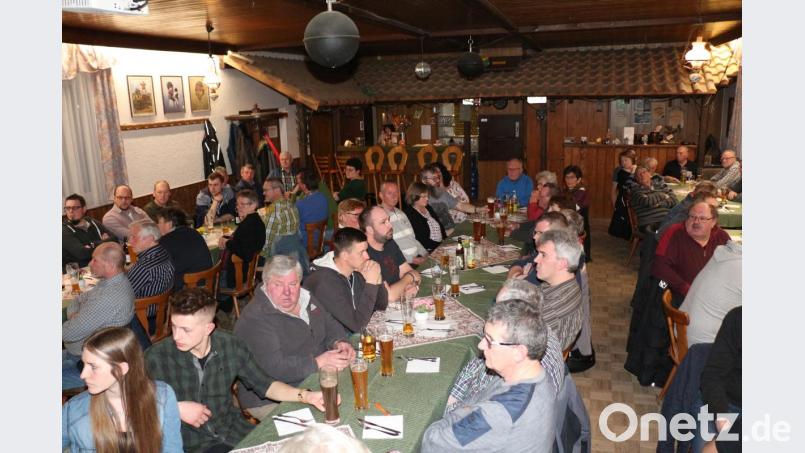 ZahlreicheJagdgenossen informieren sich über die Geschehnisse im Revier und lassen sich anschließend das Jagdessen schmecken. Bild: rpp