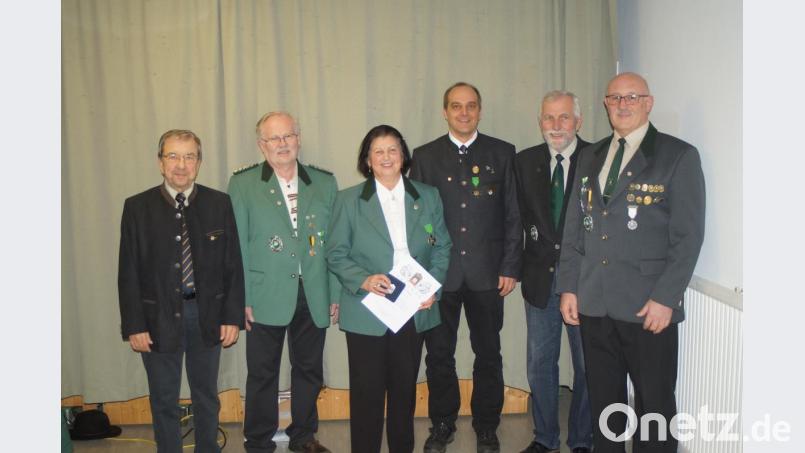 Bei der Jahreshauptversammlung des Schützengaus Nabburg gab es auch zahlreiche Ehrungen.
Ehrengauschützenmeister Erich Zerbian, Gauschützenmeister Johann Dirrigl (links) und OSB-Vize Wolfgang Bauer (Vierter von links) zeichneten Maria Näßl, Rudi Schreyer (Zweiter von rechts) und Franz Winter (rechts) aus. Bild: slh