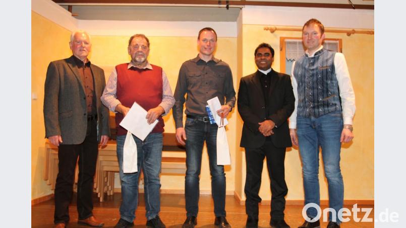&quot;Vergelt&#039;s Gott&quot; sagten Kirchenpfleger Josef Meckl (links), Pfarrgemeinderatssprecher Bernhard Lang und Pfarrer Julius Johnrose (von rechts) Josef Kick (Zweiter von rechts) und Markus Bock für ihr Engagement in der Kirchenverwaltung. Bild: pi