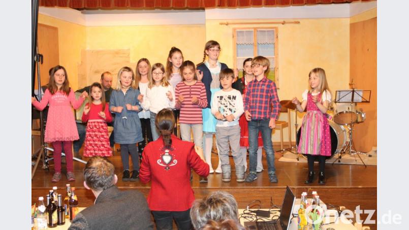 Viel Beifall erhält der Kinderchor unter der Leitung von Susanne Schieder. Bild: pi