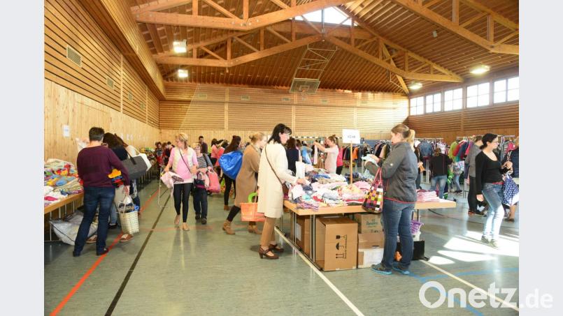 Viele Besucher gehen beim Sommer- und Frühjahrsbasar des Kinderhauses St. Pankratius auf Schnäppchenjagd. Bild: bey