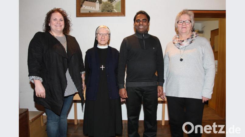 Julia Helgert (links) und Helga Essler (rechts) überreichen die Spenden an Pfarrer Julius Johnrose und Schwester Margot. Bild: pi