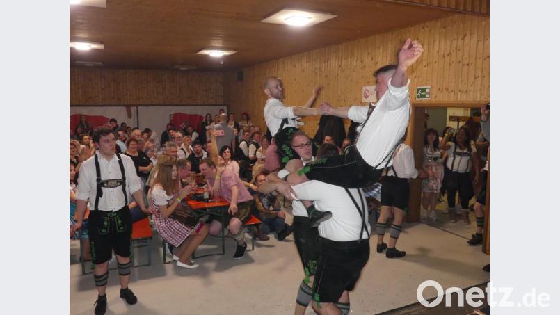 Mit schwungvollen Auftritten begeistern die &quot;Schwarzenbacher Schenklzinterer&quot;. Bild: rn