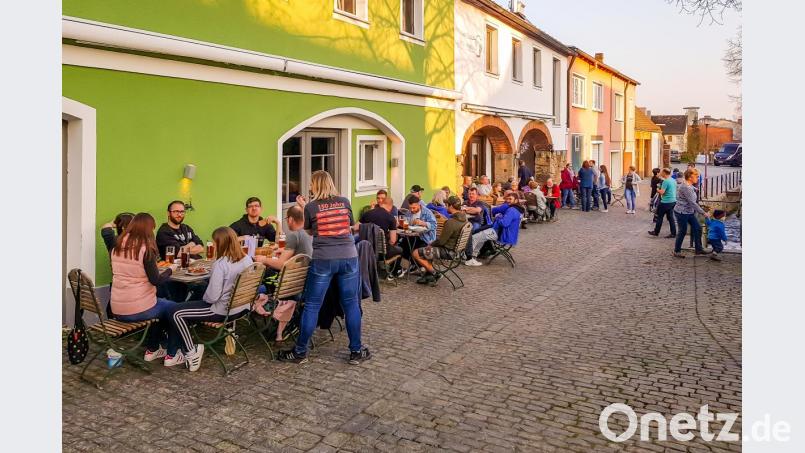 Am Nachmittag konnte man sogar noch ein paar Sonnenstrahlen erhaschen. Bei bestem Kaiserwetter im März fanden die Gäste bereits im Biergarten Platz. Bild: sml