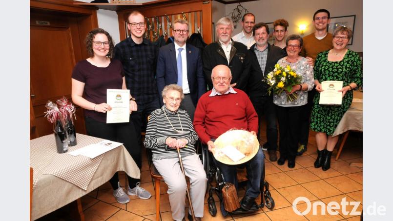 Die geehrten Bogenschützen mit Bürgermeister Michael Göth und Gauschützenmeister Dietmar Beyer ((Dritter und Vierter von links hinten). Bild: ge