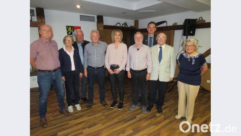 Mit viel Elan geht Diana Bayer (Fünfte von links) das Amt der Vorsitzende der Reha-Vital-Sportgruppe an. Es gratulieren (von rechts) Waltraud Merwald, Hubert Winter, Bürgermeister Ernst Schicketanz, Franz Koller, Georg Gößl, Bezirksarzt Gerhard Zahner, Herta Zahner und Manfred Hoffmann. Bild: adj