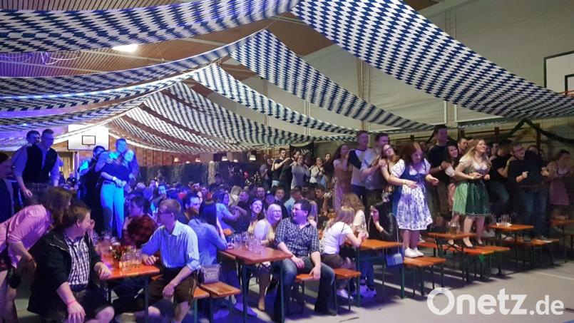 Mit den „Froschhaxn Express“ ging beim 38. Starkbierfest der Feuerwehr Moosbach in der Turnhalle die Post ab. Bild: gi