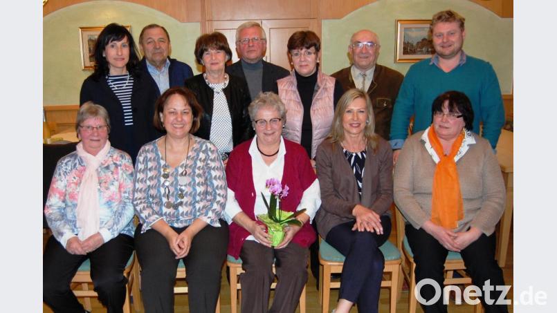 Elisabeth Weiß (vorne, Mitte) IST einstimmig als Vorsitzende der Frauen-Union bestätigt. Stellvertreterin ist Annett Kamm (links daneben). Bild: sm