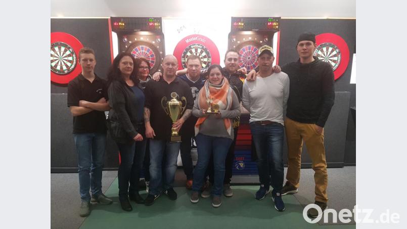 Das „Wir“ steht bei den Dartspielern im Mittelpunkt: (von links) Spieler Jan, Silvia Weiß, Bettina Lederer, Michael Weiß, Erwin Hagn, Sabrina Kolk, Andy Skrobatz, Gerhard Lederer und Spieler Lukas Kolk. Bild: exb