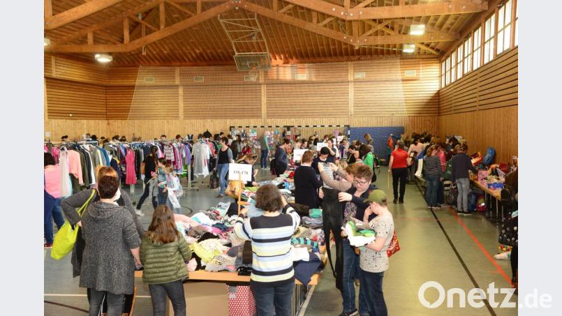 Viele Besucher gehen beim Sommer- und Frühjahrsbasar des Kinderhauses St. Pankratius auf Schnäppchenjagd. Bild: bey