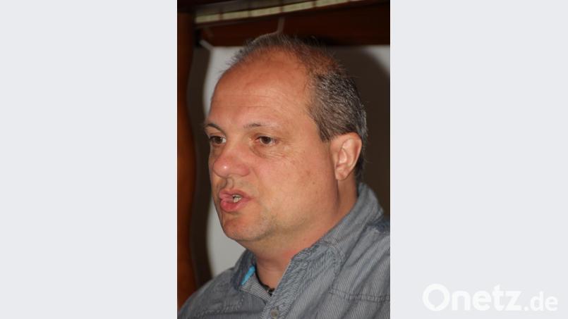 TSV-Vorstand Stefan Schindler: „Mit dem neuen LED-Flutlicht kann der Platz gezielt ausgeleuchtet werden." . Bild: kro