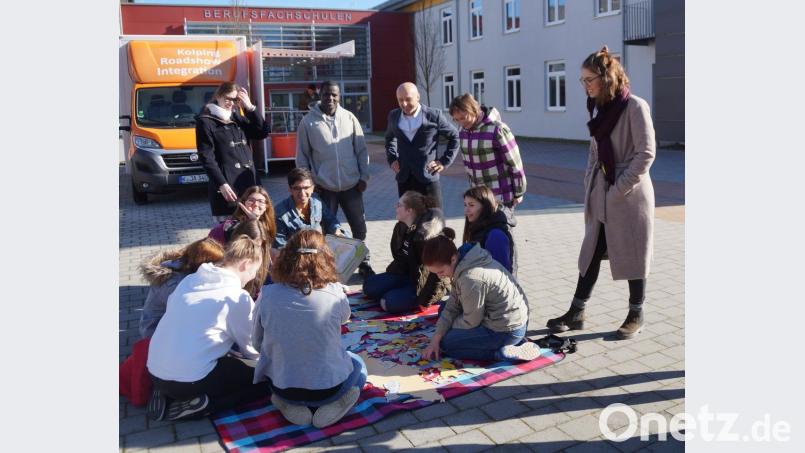 Die Schüler der Staatlichen Berufsfachschulen gewinnen bei der Kolping-Roadshow Integration viele neue Denkanstöße für die Themen Flucht, Migration und Integration. Auch Schulleiter Thomas Schiller (Dritter von rechts) und Stellvertreterin Marga Schieder-Beierl (Zweite von rechts) folgten den Ausführungen durch Luisa von den Bosch (rechts) und Mohammad Habibi (sitzend). Bild: weu