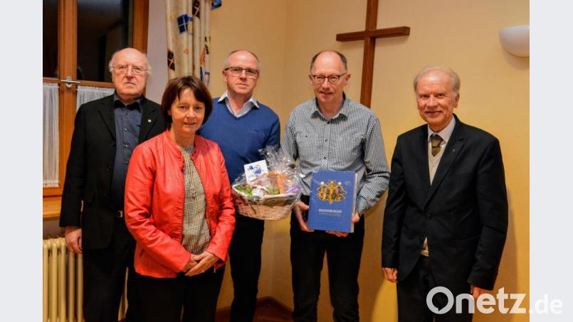Josef Hüttner (Zweiter von rechts) wird nach 24 Jahren ehrenamtlicher Tätigkeit für die Pfarrei aus der Kirchenverwaltung verabschiedet. Ihm danken (von rechts) Pfarrer Hans-Peter Bergmann, Kirchenpfleger Joachim Winkler, Pfarrgemeinderats-Sprecherin Anita Falk und Ruhestandspfarrer Konrad Kummer. Bild: fdl