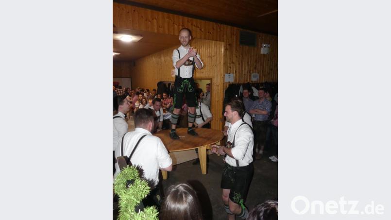 Eine neue Attraktion der &quot;Schenklzinterer&quot;: Tabledance Bild: rca