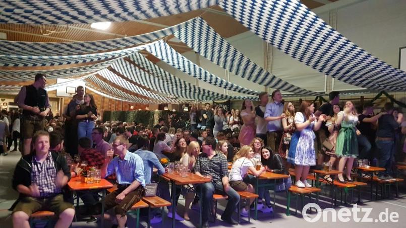 Mit dem „Froschhaxn Express“ ging beim 38. Starkbierfest der Feuerwehr Moosbach in der Turnhalle die Post ab. Bild: gi