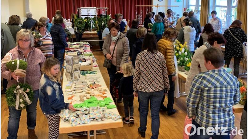 Im Nu füllt sich das Herz-Jesu-Pfarrheim am frühen Samstagabend mit jungen und älteren Besuchern, die sich für das Osterfest mit Frühlingsdekorationen eindeckten. Mit dem Erlös unterstützen die ehrenamtlichen Organisatoren viele Hilfsaktionen – auch weltweit. Bild: mez