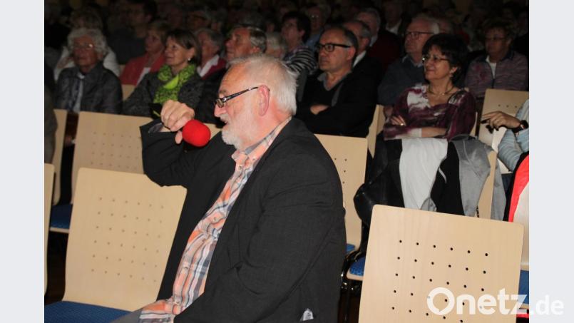 Über 350 Besucher locken die beiden digitalisierten 8-Millimeter-Filme aus dem Filmarchiv der verstorbenen Aloysia Rebl in die Stadthalle. Zu sehen sind das 100-jährige Gründungsfest der Feuerwehr, kirchliche Feste und das Leben in der Stadt. Alfred Spachtholz kommentiert viele Szenen. Bild: prh